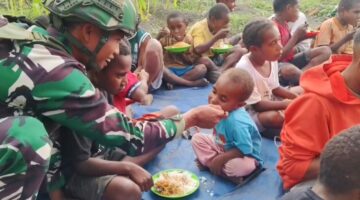 Wujudkan Makan Bergizi Satgas Yonif 521/DY Makan Bersama anak Papua