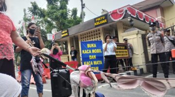 Lapor Pak Ketua Komisi III DPR RI : Aksi Demo Minta Kapolrestabes Medan Tangkap Mamak Maling, Puluhan BH Dijemur